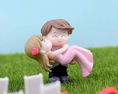 Chocozone Couple Hug Resin Showpiece Couple Miniatures Valentine Gifts for Girlfriend Boyfriend Wife Husband Valentines him Valentine Day Gifts