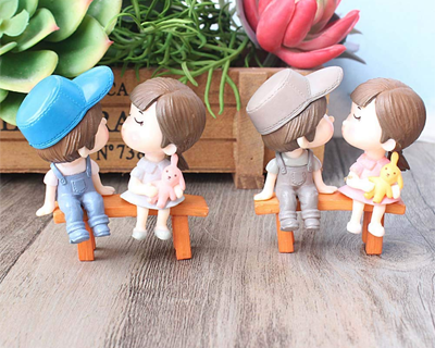 Kissing Couple on Bench Resin Showpiece Couple Miniatures Valentine Gifts for Girlfriend Boyfriend Wife Husband Valentines Gift for Her Him Valentine Day Gifts, 5 x 4 cm