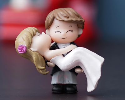 Plastic Bride Kissing Groom Romantic Couple Statue Decorative Showpiece Valentine Gift
